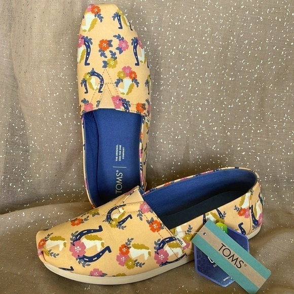 Brand New Toms Apricot Floral Horses Print Horseshoe Lucky Slip On Shoes - Picture 1 of 13